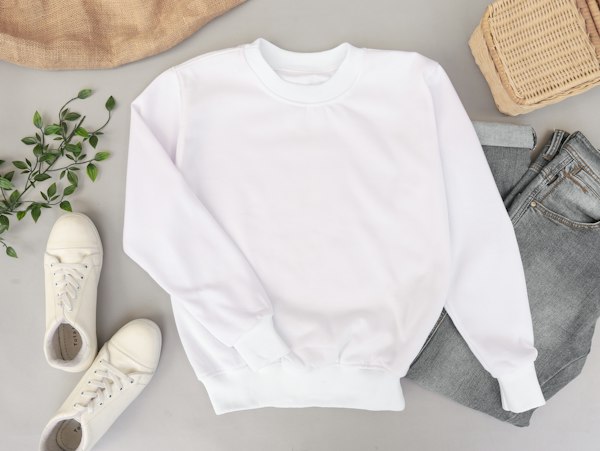 Folded graphic t-shirt pastel